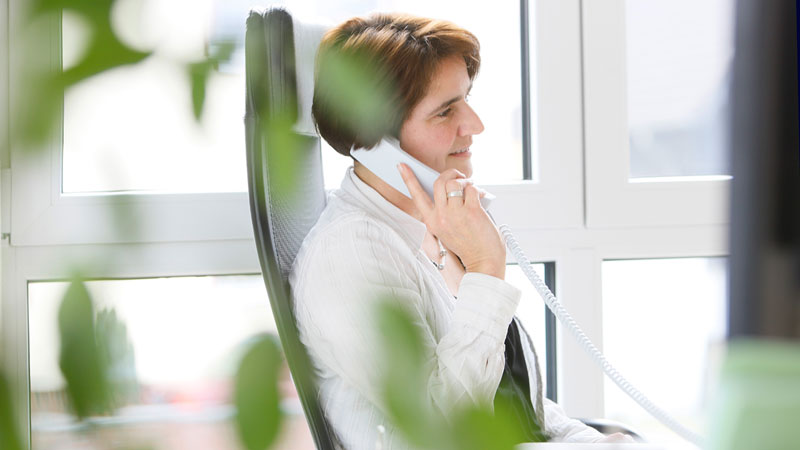 Motiv Kontakt, Mitarbeiterin am Telefon, Kontaktaufnahme per Telefon
