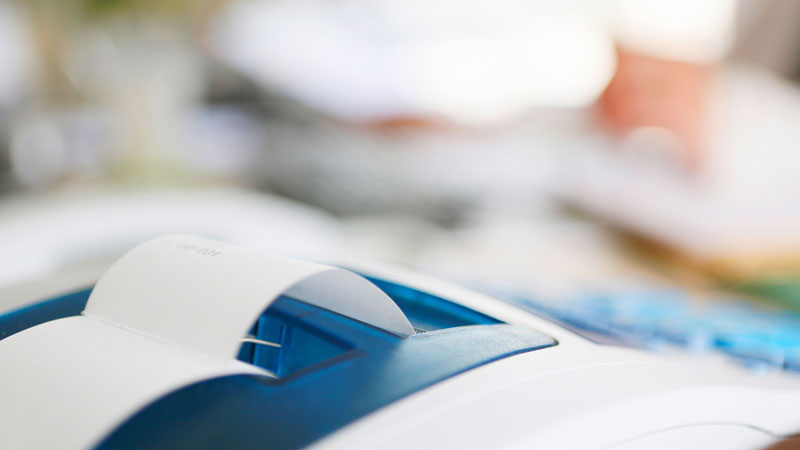 Motiv Betriebswirtschaftliche Beratung, Blick auf elektronischen Tisch-Rechner