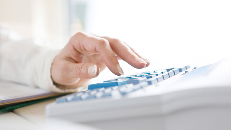 Motiv Steuererklärungen, Großaufnahme einer Hand an der Tastatur